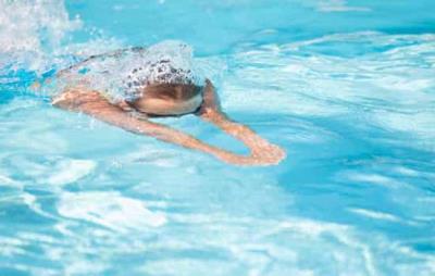 游泳能瘦腿吗,游泳时水中慢跑瘦腿更快 瘦腿 第1张-瘦瘦减肥网 游泳能瘦腿吗,游泳时水中慢跑瘦腿更快 瘦腿 第1张