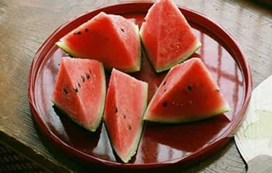 西瓜热量高吗，夏天过量吃西瓜小心发胖 饮食减肥 第1张