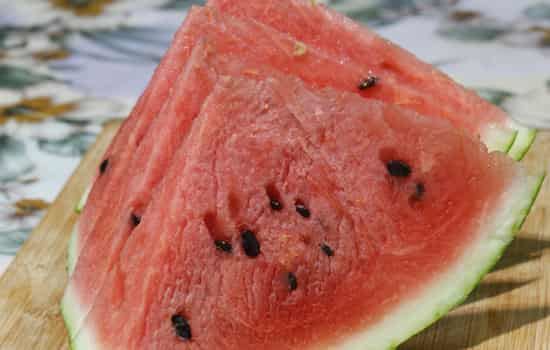 西瓜热量高吗，夏天过量吃西瓜小心发胖 饮食减肥 第2张