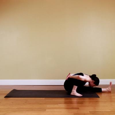 瘦肌肉型小腿瑜伽运动,四个动作塑美丽双腿 瑜伽减肥 第1张-瘦瘦减肥网 瘦肌肉型小腿瑜伽运动,四个动作塑美丽双腿 瑜伽减肥 第1张