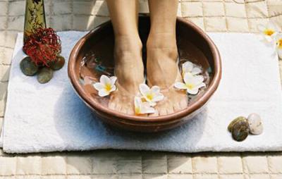 跑步后可以泡脚吗，运动后泡脚用冷水OR热水 跑步减肥 第2张