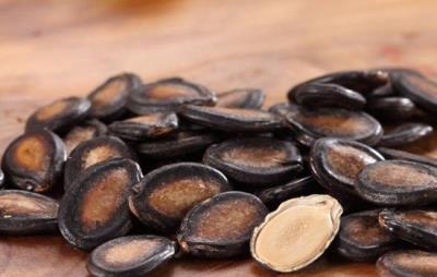 吃西瓜子会胖吗,嗑多西瓜子容易长胖 饮食减肥 第1张-瘦瘦减肥网 吃西瓜子会胖吗,嗑多西瓜子容易长胖 饮食减肥 第1张