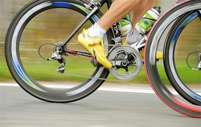 骑动感单车穿什么鞋子，选合适的硬底的运动鞋 骑车减肥 第1张