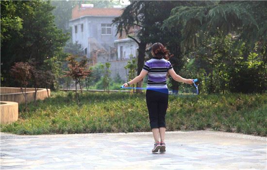 每天跳绳三十分钟减肥多久能见效,跳绳最容易瘦哪里 跳绳减肥 第2张-瘦瘦减肥网 每天跳绳三十分钟减肥多久能见效,跳绳最容易瘦哪里 跳绳减肥 第2张