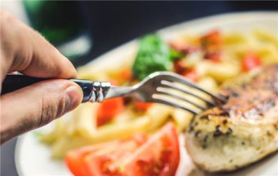 晚上吃东西好吗，是否有害要看怎么吃的 饮食减肥 第1张