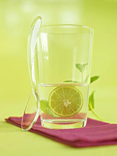 早晨起来第一杯水,最有效的排毒减肥法 减肥方法 第1张-瘦瘦减肥网 早晨起来第一杯水,最有效的排毒减肥法 减肥方法 第1张