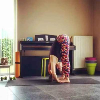 一个瑜伽动作瘦腰腹,懒女人也能轻松减肥啦 瑜伽减肥 第4张-瘦瘦减肥网 一个瑜伽动作瘦腰腹,懒女人也能轻松减肥啦 瑜伽减肥 第4张