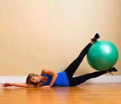 瑜伽球瘦肚子动作,7个动作练就完美腹型 瑜伽减肥 第4张-瘦瘦减肥网 瑜伽球瘦肚子动作,7个动作练就完美腹型 瑜伽减肥 第4张