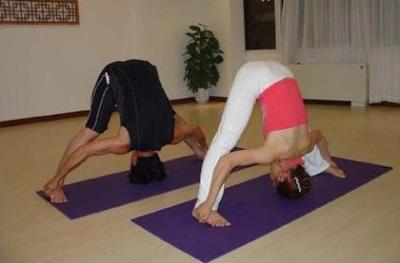 高温瑜伽26式,图文详解26式高温瑜伽的做法 瑜伽减肥 第9张-瘦瘦减肥网 高温瑜伽26式,图文详解26式高温瑜伽的做法 瑜伽减肥 第9张