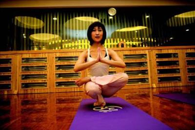 高温瑜伽26式,图文详解26式高温瑜伽的做法 瑜伽减肥 第13张-瘦瘦减肥网 高温瑜伽26式,图文详解26式高温瑜伽的做法 瑜伽减肥 第13张