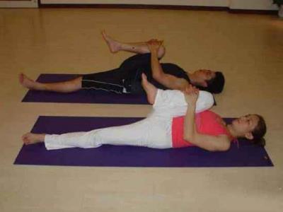 高温瑜伽26式,图文详解26式高温瑜伽的做法 瑜伽减肥 第15张-瘦瘦减肥网 高温瑜伽26式,图文详解26式高温瑜伽的做法 瑜伽减肥 第15张