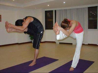 高温瑜伽26式,图文详解26式高温瑜伽的做法 瑜伽减肥 第6张-瘦瘦减肥网 高温瑜伽26式,图文详解26式高温瑜伽的做法 瑜伽减肥 第6张