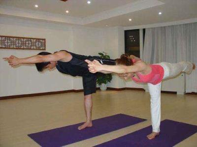 高温瑜伽26式,图文详解26式高温瑜伽的做法 瑜伽减肥 第8张-瘦瘦减肥网 高温瑜伽26式,图文详解26式高温瑜伽的做法 瑜伽减肥 第8张