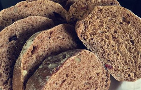 黑麦面包和紫薯面包哪个热量低,黑麦面包能减肥吗 减肥 第1张-瘦瘦减肥网 黑麦面包和紫薯面包哪个热量低,黑麦面包能减肥吗 减肥 第1张