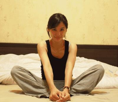 瑜伽瘦腿最有效的动作，睡前常做这5个瑜伽体式腿就细了 瘦腿 第4张