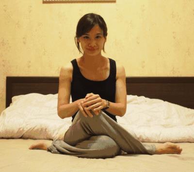 瑜伽瘦腿最有效的动作，睡前常做这5个瑜伽体式腿就细了 瘦腿 第5张