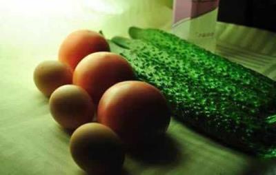 黄瓜鸡蛋减肥法可以喝水吗，喝水能减肥但不能无限制喝 减肥方法 第1张