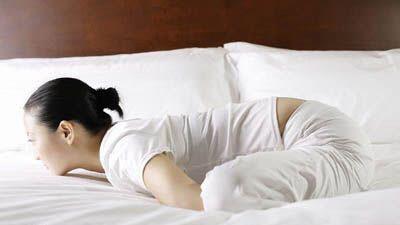 睡前瑜伽动作示意图，夜间瑜伽让你轻松享瘦 瑜伽减肥 第2张