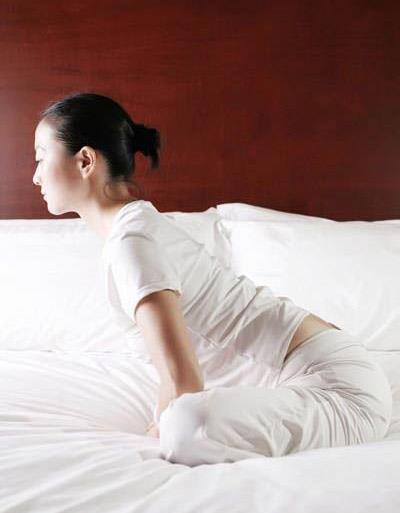 睡前瑜伽动作示意图，夜间瑜伽让你轻松享瘦 瑜伽减肥 第1张