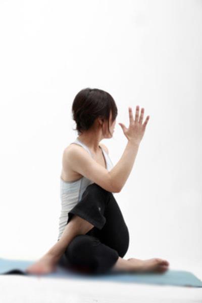 脊柱扭转式减肥瑜伽 缓解便秘平小腹(图) 瑜伽减肥 第1张-瘦瘦减肥网 脊柱扭转式减肥瑜伽 缓解便秘平小腹(图) 瑜伽减肥 第1张