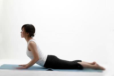 脊柱扭转式减肥瑜伽 缓解便秘平小腹(图) 瑜伽减肥 第2张-瘦瘦减肥网 脊柱扭转式减肥瑜伽 缓解便秘平小腹(图) 瑜伽减肥 第2张