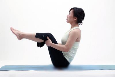 脊柱扭转式减肥瑜伽 缓解便秘平小腹(图) 瑜伽减肥 第3张-瘦瘦减肥网 脊柱扭转式减肥瑜伽 缓解便秘平小腹(图) 瑜伽减肥 第3张