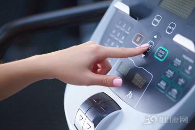 去健身房做哪些运动最减脂?给你推荐4款“王牌”器械 运动减肥 第2张-瘦瘦减肥网 去健身房做哪些运动最减脂?给你推荐4款“王牌”器械 运动减肥 第2张