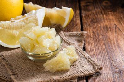 饭前吃半个柚子,坚持一个月,腰围明显变小 瘦腰 第1张-瘦瘦减肥网 饭前吃半个柚子,坚持一个月,腰围明显变小 瘦腰 第1张