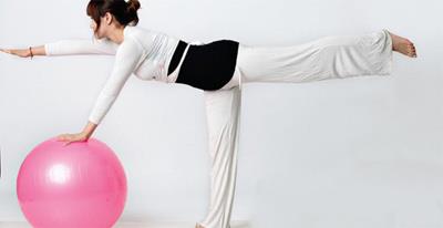 简单球瑜伽 让身体线条更柔美(图) 瑜伽减肥 第4张