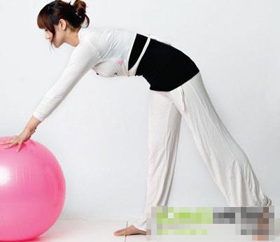 简单球瑜伽 让身体线条更柔美(图) 瑜伽减肥 第3张